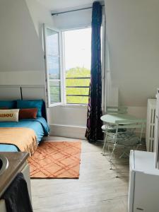 Place équipe au Coeur de Paris avec Vue sur lArc de Triomphe et la Tour Eiffel