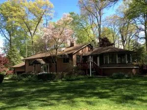 Rustic Vacation Rental with a Large Hot Tub in Great Falls, Northern Virginia - فيينا