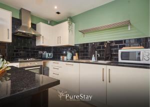 Fabulous Manchester House - 5 Beds Sleeps 8 - Free Parking - by PureStay