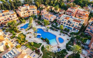 H&O Limnaria Elegance Pool View Apartment