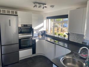 Stunning Sea View Apartment in Newquay with a Pool