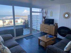 Stunning Sea View Apartment in Newquay with a Pool