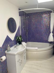 Stunning Sea View Apartment in Newquay with a Pool