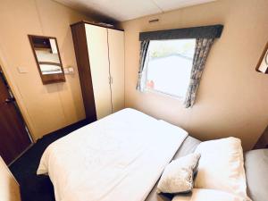 3 Bedroom Caravan BB14, Thorness Bay, Isle of Wight, Dog Friendly