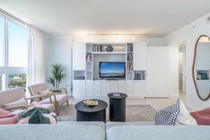 Bayview Bliss 2BR 2BA Condo in Coconut Grove Parking included