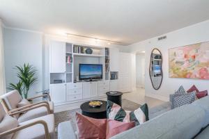 Bayview Bliss 2BR 2BA Condo in Coconut Grove Parking included