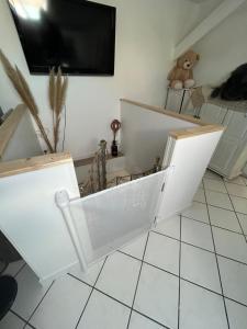 Petite maison dans village animé