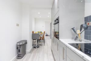 Newly Refurbed, Driveway, 4-BR House, Ensuite