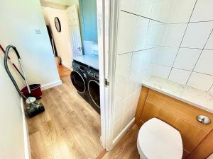 Stylish & Cosy 3 BR By AltoLuxoExperience Short Lets & Serviced Accommodation With Free Wifi & Parking