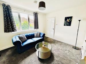 Stylish & Cosy 3 BR By AltoLuxoExperience Short Lets & Serviced Accommodation With Free Wifi & Parking