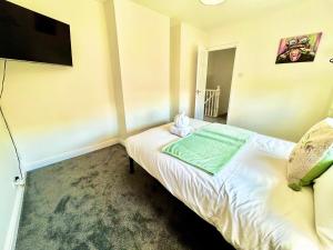 Stylish & Cosy 3 BR By AltoLuxoExperience Short Lets & Serviced Accommodation With Free Wifi & Parking