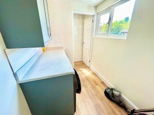 Stylish & Cosy 3 BR By AltoLuxoExperience Short Lets & Serviced Accommodation With Free Wifi & Parking