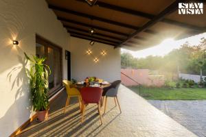 StayVista at Asteria Enclave with WiFi, Pool, AC