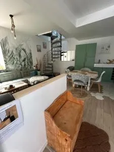 Petite maison dans village animé - Connigis