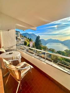 Double Room with Lake View and Balcony room in Hotel Colibrì