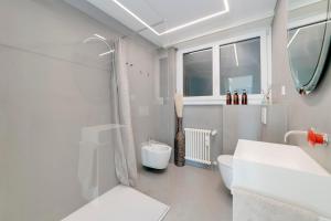 Relax with Lake View & Private Parking