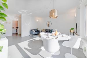 Relax with Lake View & Private Parking