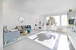 Relax with Lake View & Private Parking