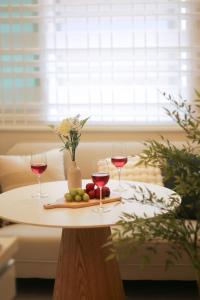 홍대ㆍ공항철도 STAY h #올리모델링#홍대입구역 도보9분#연트럴파크3분#짐보관# 6인#무료주차#호텔침구#명동경복궁동대문 인근#무료와이파이#세탁건조기#교통최고#free Netflix