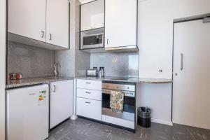 Flamingo 802 - Top Floor Ocean Facing Sea Point Apartment with Daily Housekeeping