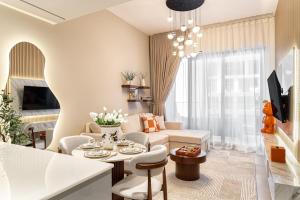 Burj et Canal View Sunny Pool