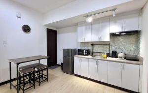 Cozy 1 BR San Lorenzo Place Netflix 4KM from NAIA