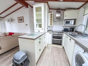 Pet Friendly, Luxury Lodge With Decking In Suffolk Near The Beach Ref 32108A