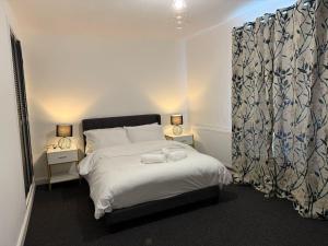 House - Sleeps 8 - Parking - WiFi