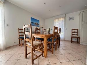 Maisons de vacances Saint Ho Mer Maison lumineuse vue mer 8 pers 4 chambres 2 sdb 2 WC etage renove en 2025 belle terrasse grand jardin clos parking 8 mn a pied petite plage grand jardin pres de Port en Bessin, Bayeux et plage Omaha beach : photos des chambres