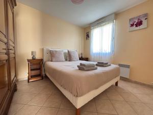 Maisons de vacances Saint Ho Mer Maison lumineuse vue mer 8 pers 4 chambres 2 sdb 2 WC etage renove en 2025 belle terrasse grand jardin clos parking 8 mn a pied petite plage grand jardin pres de Port en Bessin, Bayeux et plage Omaha beach : photos des chambres