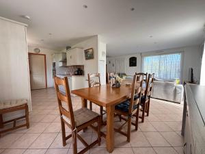 Maisons de vacances Saint Ho Mer Maison lumineuse vue mer 8 pers 4 chambres 2 sdb 2 WC etage renove en 2025 belle terrasse grand jardin clos parking 8 mn a pied petite plage grand jardin pres de Port en Bessin, Bayeux et plage Omaha beach : photos des chambres