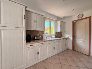 Maisons de vacances Saint Ho Mer Maison lumineuse vue mer 8 pers 4 chambres 2 sdb 2 WC etage renove en 2025 belle terrasse grand jardin clos parking 8 mn a pied petite plage grand jardin pres de Port en Bessin, Bayeux et plage Omaha beach : photos des chambres