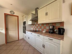 Maisons de vacances Saint Ho Mer Maison lumineuse vue mer 8 pers 4 chambres 2 sdb 2 WC etage renove en 2025 belle terrasse grand jardin clos parking 8 mn a pied petite plage grand jardin pres de Port en Bessin, Bayeux et plage Omaha beach : photos des chambres
