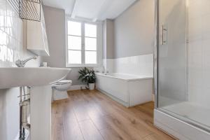 Ultra Luxury Central 2 BR Apartment By AltoLuxoExperience Short Lets & Serviced Accommodation With Free Wifi & Parking