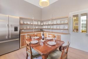 Ultra Luxury Central 2 BR Apartment By AltoLuxoExperience Short Lets & Serviced Accommodation With Free Wifi & Parking