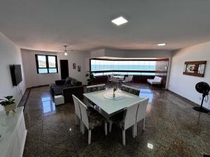 Apartamento Espaçoso com Vista Fabulosa para o Mar