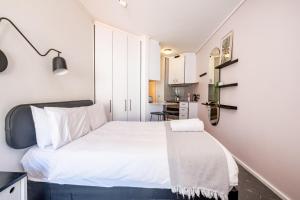 Flamingo 804 - Stylish Top Floor Sea Point Studio with Daily Housekeeping