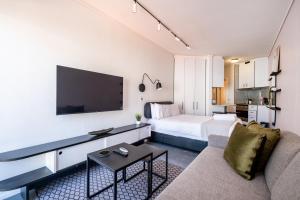 Flamingo 804 - Stylish Top Floor Sea Point Studio with Daily Housekeeping