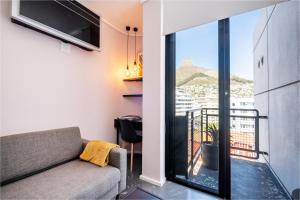 Flamingo 804 - Stylish Top Floor Sea Point Studio with Daily Housekeeping