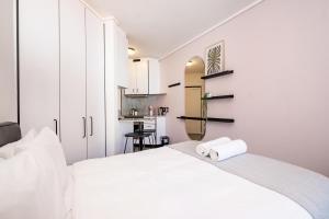 Flamingo 804 - Stylish Top Floor Sea Point Studio with Daily Housekeeping