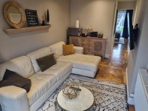 Stylish annexe with private entrance, four persons