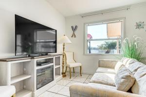 Less Than 1 Mi to Hudson Beach Waterfront Apt with Dock