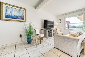 Less Than 1 Mi to Hudson Beach Waterfront Apt with Dock