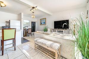 Less Than 1 Mi to Hudson Beach Waterfront Apt with Dock