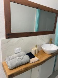 Self contained cozy studio near the beach and boat club