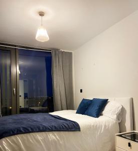 Central Birmingham Luxury 2 Bedroom Apartment with Fast WiFi and Games Table