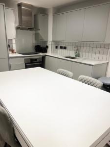 Central Birmingham Luxury 2 Bedroom Apartment with Fast WiFi and Games Table