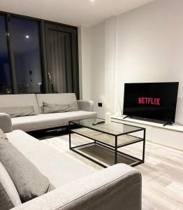 Central Birmingham Luxury 2 Bedroom Apartment with Fast WiFi and Games Table