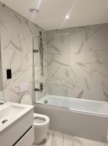 Central Birmingham Luxury 2 Bedroom Apartment with Fast WiFi and Games Table