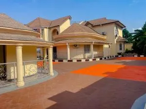 Lamboh's Place - Mama